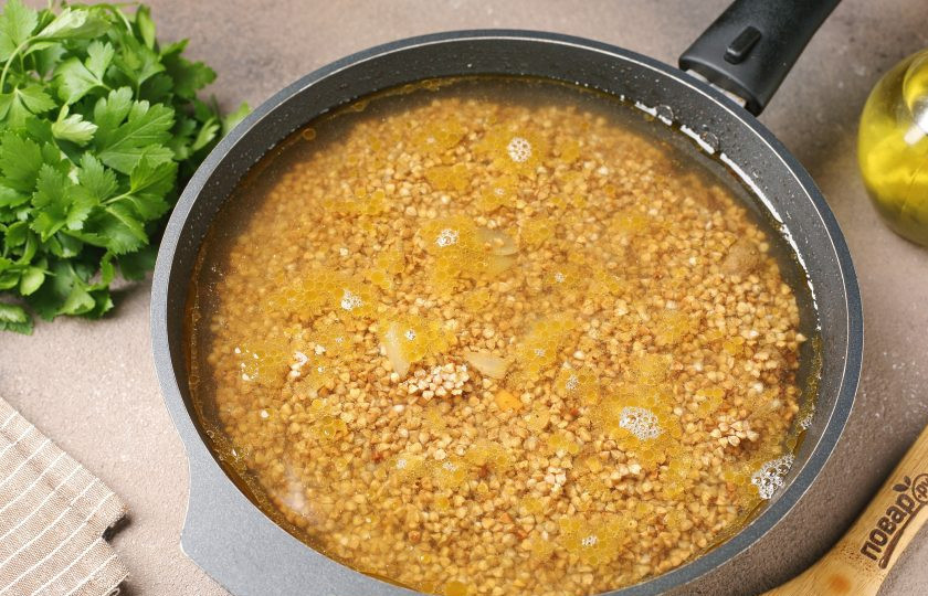 1. Этап. Каша гречневая с говядиной: Влейте необходимое количество воды, посолите и готовьте под крышкой на небольшом огне около 20-25 минут (до готовности гречки).