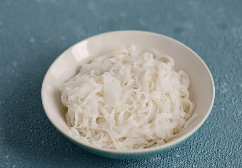 1. Этап. Тайские роллы: Рисовую лапшу замочите в холодной воде на 20 минут, затем отварите 4 минуты.