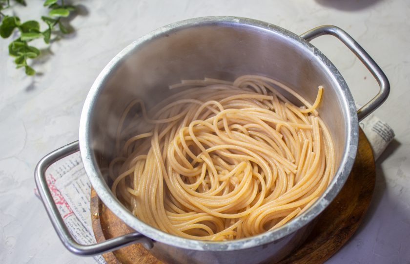 1. Этап. Спагетти с творогом и яблоком: К этому времени, согласно инструкции, отварите спагетти в подсоленной воде.