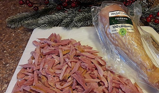 1. Этап. Новогодний салат с ананасами и индейкой: Голень индейки распаковать, удалить кожу, отделить от кости, порезать