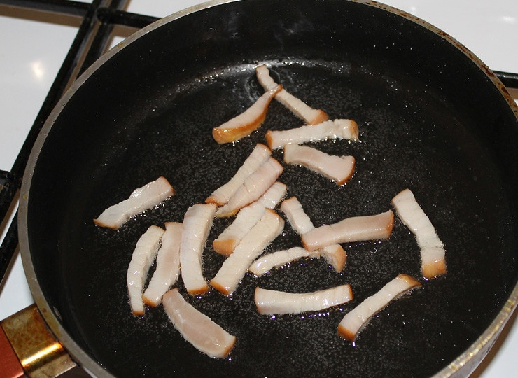 1. Этап. Завтрак чемпиона: 2. Выложите в сковородку кусочки нарезанной балыковой мякоти или ветчины.