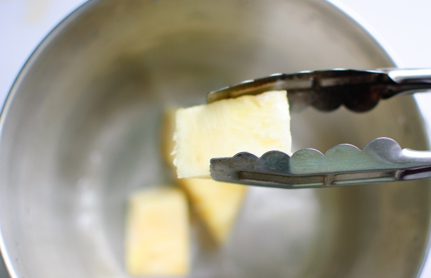 1. Этап. Фруктовый сладкий салат: Готовить фруктовый сладкий салат лучше в глубокой чашке, чтобы было удобно перемешивать. Сначала на её дно положите ананас.