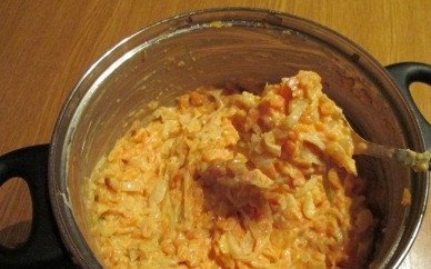 1. Этап. Печеночный торт из говяжьей печени: Даем луку с морковкой остыть, добавляем к ним майонез и солим по вкусу. Прослойка для торта готова.