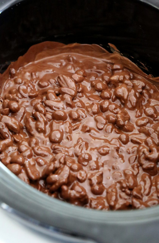 1. Этап. Шоколад с орехами: Варите шоколад, пока он полностью не растопится и не покроет орехи. Всё перемешайте.