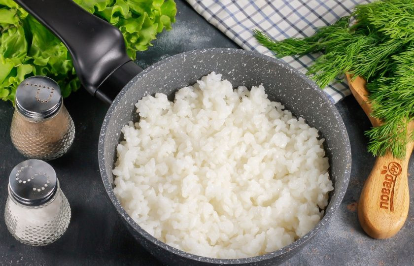 1. Этап. Онигири с лососем: Отварной рис должен быть одновременно и рассыпчатым и клейким. Помните, что он будет клейким только в теплом виде, а при остывании будет рассыпаться в руках. Поэтому держите его под крышкой.