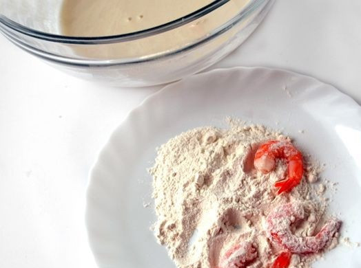 1. Этап. Морепродукты в кляре: 7. Креветки обвалять в небольшом количестве муки, а затем аккуратно опустить в кляр. Масло к этому времени уже должно быть как следует разогрето.