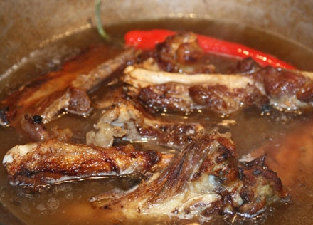 1. Этап. Пиёва: Засим сбавляем огонь, а в казан наливаем 0,5л горячей воды. Варим на умеренном огне практически до полного испарения воды.