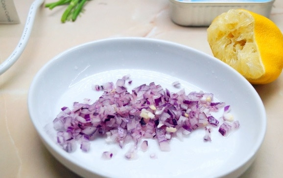 1. Этап. Паштет из печени трески классический: Лук почистите и мелко нашинкуйте. Полейте его соком лимона. Уберите в сторону.