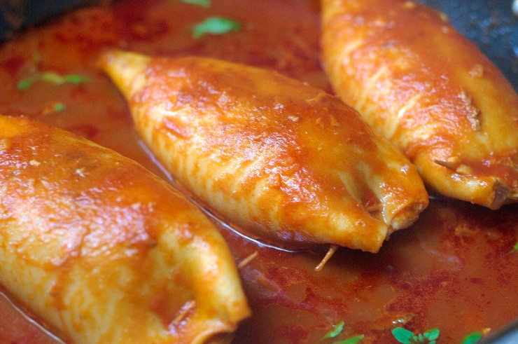 1. Этап. Кальмары, фаршированные курицей и грибами: Делаем минимальный огонь, накрываем кастрюлю крышкой и готовим блюдо в течение 45-60 минут. За это время кальмары следует пару раз перевернуть на другую сторону и полить сверху соусом. Когда кальмары станут мягкими, мы выключаем огонь и посыпаем все свежим майораном, еще 7-10 минут даем блюду настояться.