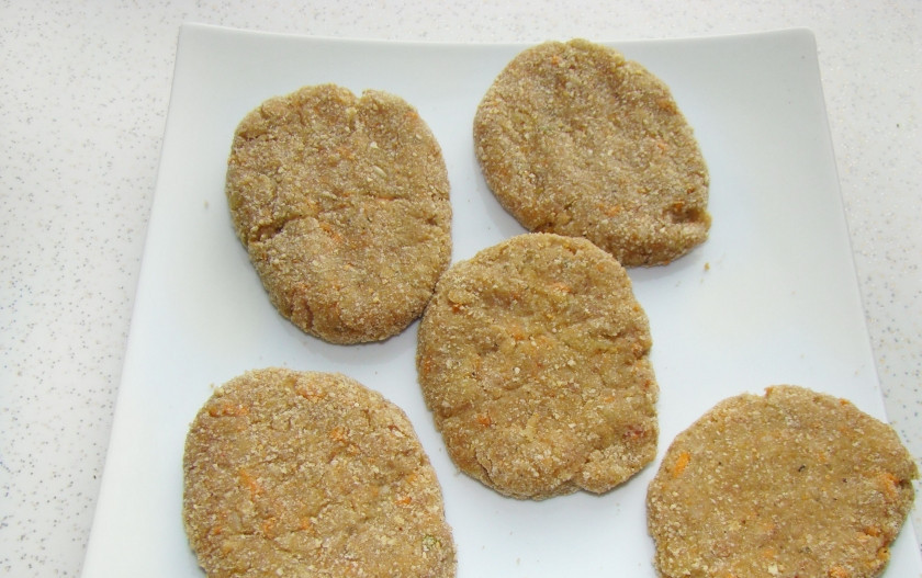 1. Этап. Вкусные котлеты из свинины: 2. Теперь влажными руками формируем котлетки и обваливаем их в сухарях.