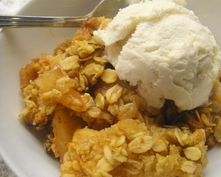 1. Этап. Крамбл с яблоками и овсяными хлопьями: Готовые запечённые сочные яблоки выложите к овсяным хлопьям и смешайте весь десерт. Подавайте к столу. Можете со взбитыми сливками или с мороженым. Некоторые едят просто так, очень вкусно.