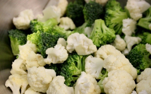 1. Этап. Cалат с брокколи и цветной капустой: Разрежьте брокколи и цветную капусту на соцветия.