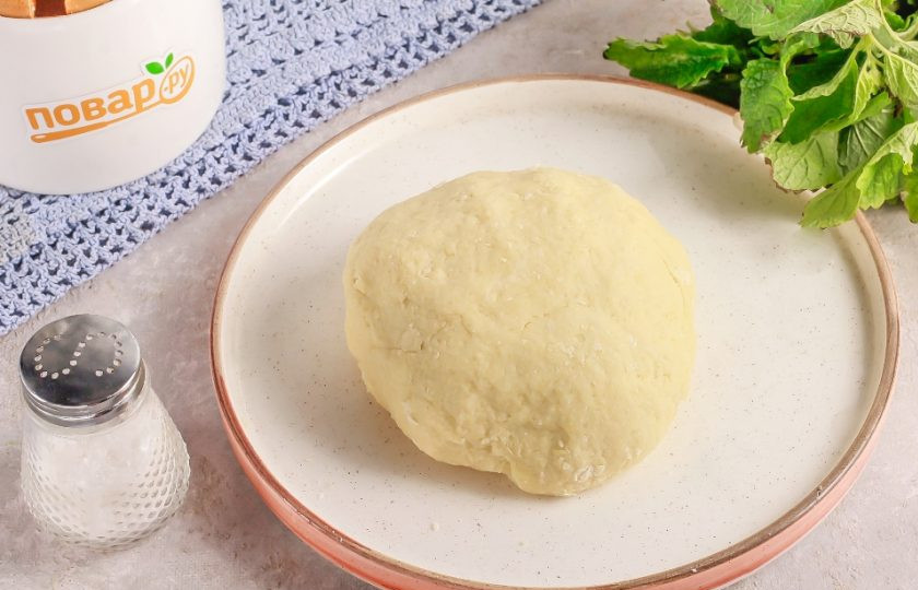 1. Этап. Печенье Сугробы: Замесите плотное песочное тесто и поместите его в пакет или накройте пищевой пленкой. Отправьте тесто в холодильник на 15-20 минут.