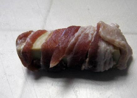 1. Этап. Бекон с острым соусом: Заворачиваем соевые кусочки в бекон.