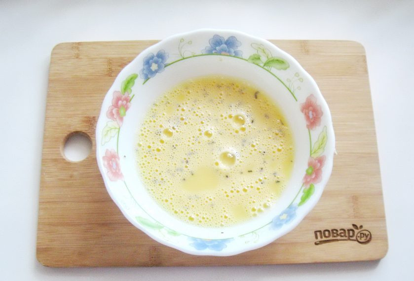 1. Этап. Омлет с сыром и кабачком: Взбейте яйца с молоком и специями венчиком.