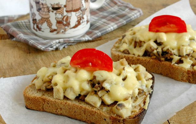 1. Этап. Гренки с грибами: Подавать сразу же, с пылу-с жару. Украсить на свой вкус (ломтики помидоров, маслинки, свежая зелень).