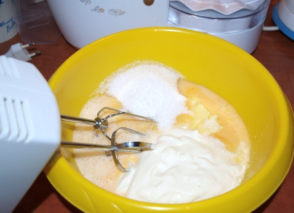 1. Этап. Печенье Грибочки в формочке: Потом в яйца добавьте размягченное масло сливочное, сметану, сахар, ванильный сахар, щепотку соли, разрыхлитель и водку. Опять все взбейте миксером.