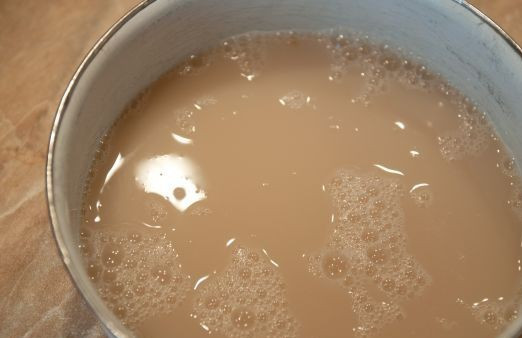 1. Этап. Фыдджын (осентинские пироги с мясом): В отдельной посуде смешиваем воду (обязательно теплую!), дрожжи и сахар. Оставляем на 10-15 минут, чтобы дрожжи растворились.