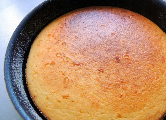 1. Этап. Творожный манник на молоке: Форму посыпаем сухарями или манкой. Выливаем туда манное тесто. Отправляем в духовку на 35 мин. Температуру устанавливаем на 200 градусов.