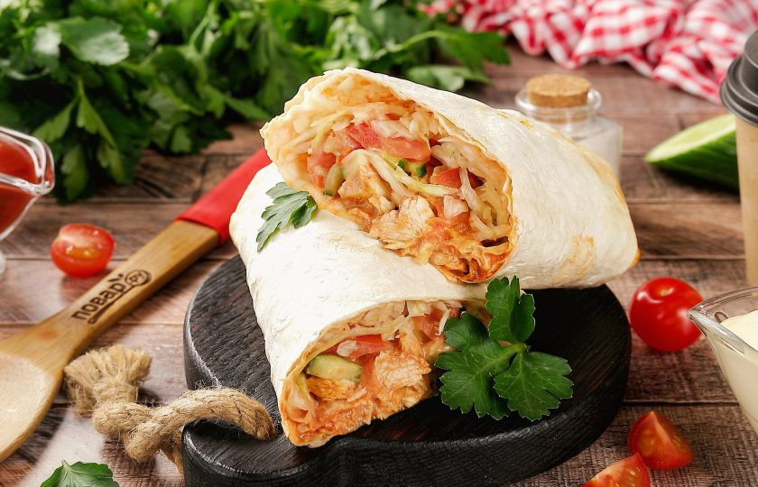 1. Этап. Шаурма в аэрогриле: Шаурма в аэрогриле готова. Подавайте шаурму сразу, пока она горячая, а лаваш хрустящий. Приятного аппетита!