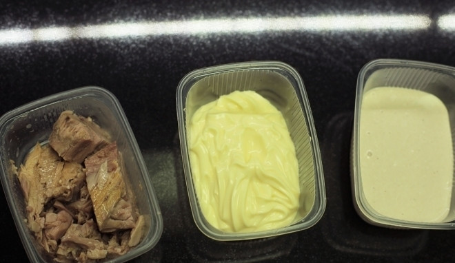 1. Этап. Салат со свежим тунцом: Первым делом приготовьте заправку из тунца. Для ее приготовления нам понадобится 120 г консервированного тунца, 150 г майонеза, а также чесночная паста (или соус) - 20 г. Смешайте все, посолите и поперчите по вкусу, взбивайте блендером в течение 10-15 минут.