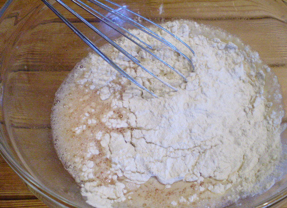 1. Этап. Томатные блины: 3. Вводим просеянную пшеничную муку. Добавляем щепотку соды.