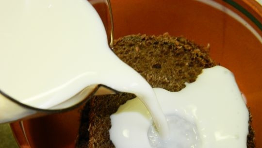 1. Этап. Сочные котлеты из говядины: Хлеб для таких котлет лучше использовать ржаной. Перед началом приготовления заливаем его молоком и оставляем на некоторое время.