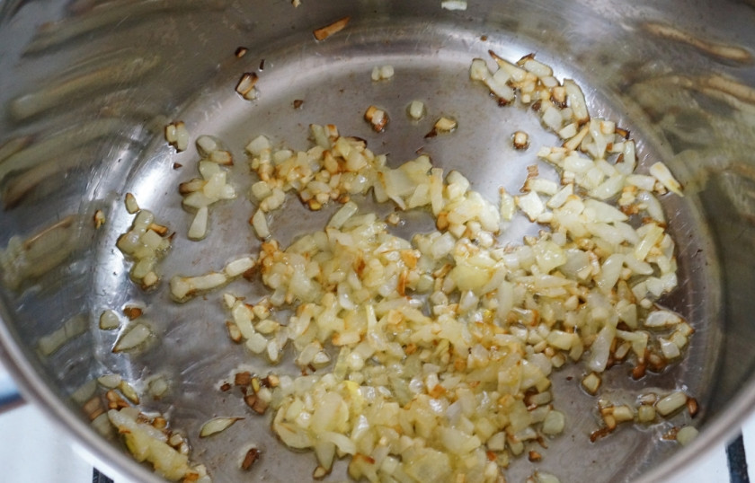 1. Этап. Суп с куриным фаршем: На оливковом масле в кастрюле обжариваем половину лука и чеснок до уверенной румяности.