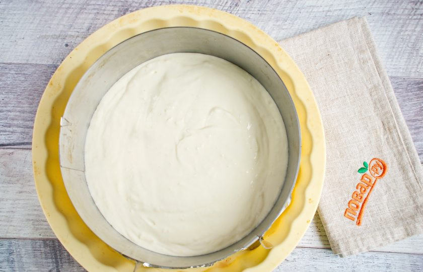 1. Этап. Кокосовый чизкейк: Вылейте творожную пышную массу поверх песочного коржа, разровняйте верх. Поставьте запекаться в духовку на 70-80 минут при 150 градусах. Выключите духовку, приоткройте дверцу и дайте чизкейку полностью остыть. Затем переместите форму на блюдо, поставьте в холодильник на несколько часов, можно на ночь.