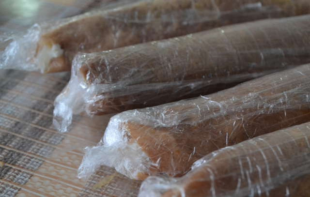 1. Этап. Роллы с фруктами: Блинчики скручиваем в длинные роллы. Обматываем каждый ролл пищевой пленкой и убираем в холодильник на пару часов.