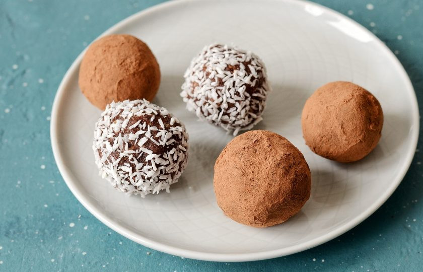 1. Этап. Конфеты из фиников и орехов без сахара: Обавляйте шарики в какао-порошке и кокосовой стружке.