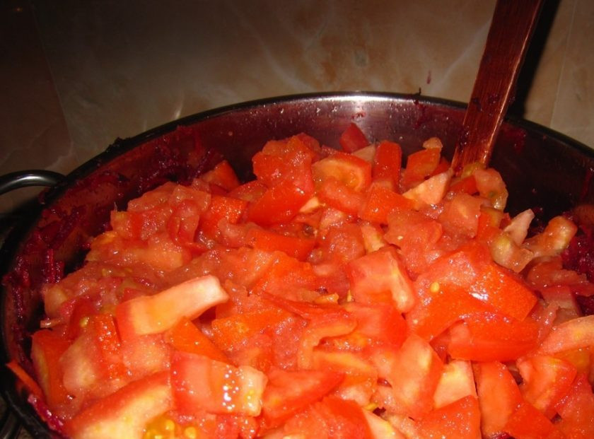 1. Этап. Салат из красной свеклы на зиму: 3. Добавьте нарезанные помидоры и продолжайте тушить. Соль добавьте по вкусу.