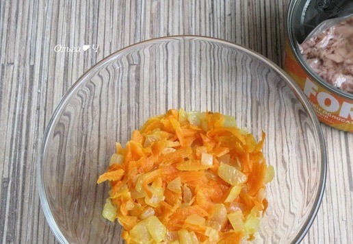 1. Этап. Салат Первый снег с тунцом: Затем выложите остывшие лук и морковь.