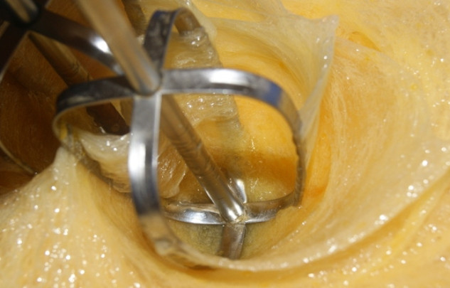 1. Этап. Генуэзский бисквит: Снимаем массу с огня и взбиваем миксером 15 минут.