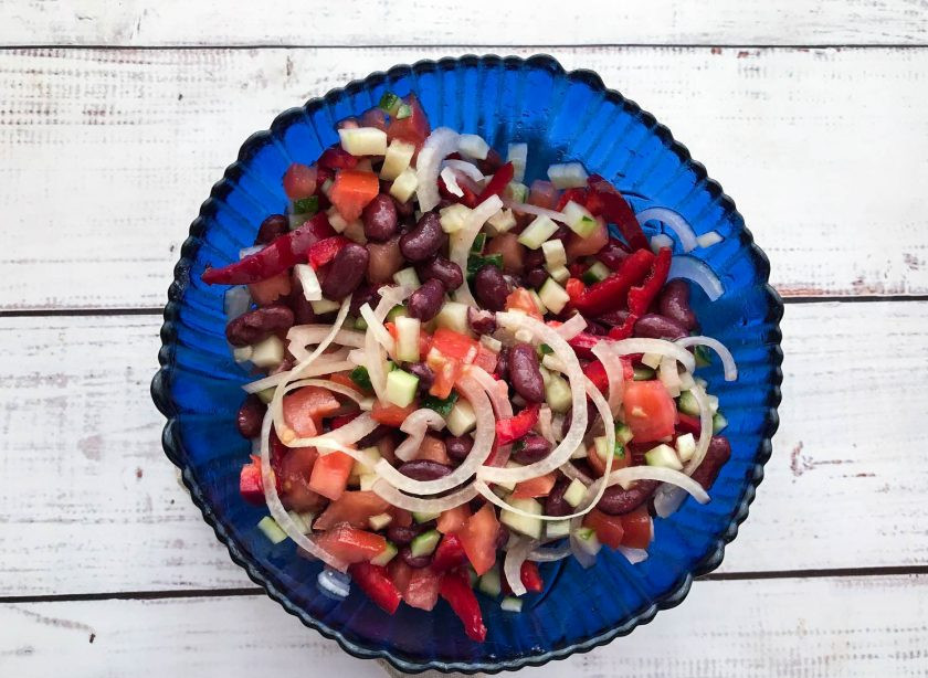 1. Этап. Испанский салат из фасоли: Заправьте салат маслом, посолите и хорошо перемешайте.