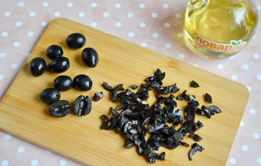 1. Этап. Булочки-косички: 5. Маслины мелко порежьте.