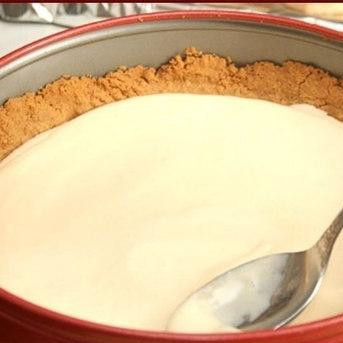 1. Этап. Пирог со сгущенкой: Достаем из духовки нашу форму, выливаем на нее начинку.