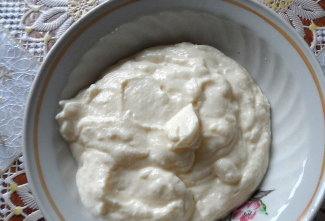 1. Этап. Творожная Лакомка на песочном тесте: Приготовим начинку. Перемешиваем творог со сметаной, яйцом, ванилином и оставшимся сахаром.