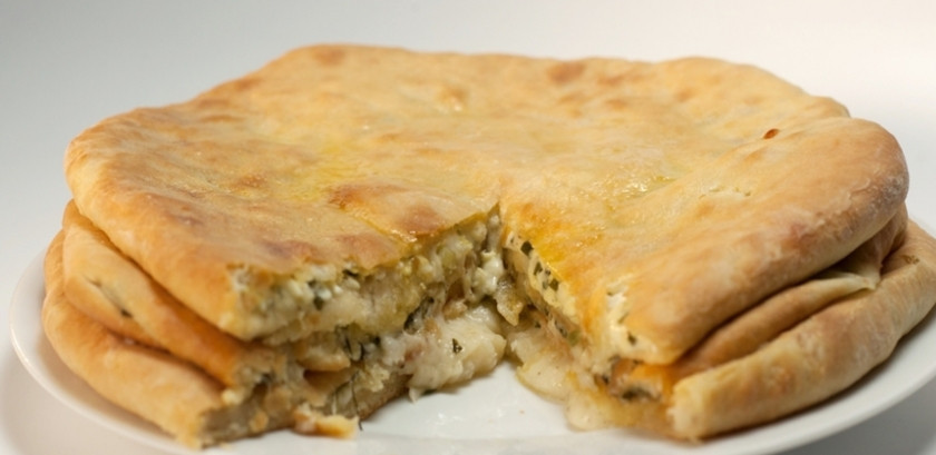 1. Этап. Осетинский пирог с сыром сулугуни: В каждом пироге сделайте ножом отверстие в верхнем слое теста. Духовку разогрейте до ста восьмидесяти градусов, выпекайте каждый пирог отдельно по сорок минут на противне.