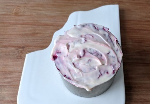 1. Этап. Салат Тунец в тулупе: Смазываем майонезом, отправляем в холодильник пропитаться.