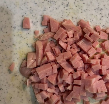 1. Этап. Тарталетки по-новому: Ветчину произвольно нарезать. (Сыр натерла заранее)