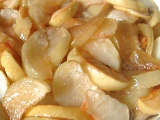 1. Этап. Варенье из яблок дольками с содой: Варить яблоки нужно в три захода, с перерывами в 6 часов. В процессе варки они будут набухать и приобретать прозрачный вид. Готовность проверить легко, просто капните на блюдце, если капля не растеклась - варенье готово!