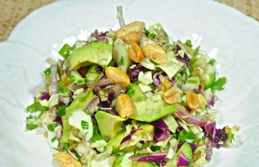 1. Этап. Салат с арахисом: Вылейте соус в салатницу и всё хорошенько перемешайте. Ваш салат с арахисом готов!