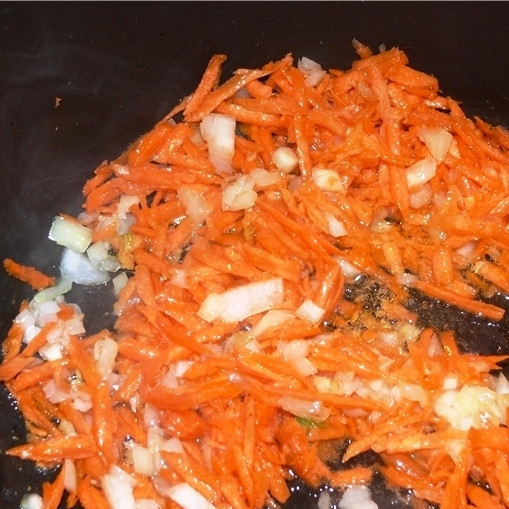 1. Этап. Постные щи: Разогреть в сковороде немного масла, обжарить лук с морковью на среднем огне до мягкости (6-7 минут помешивая).