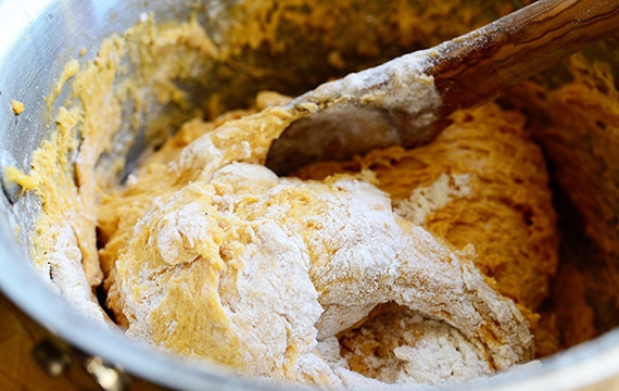 1. Этап. Тыквенные булочки с корицей и орехами: 4. Чтобы оно не прилипало к рукам, при необходимости добавьте муку.