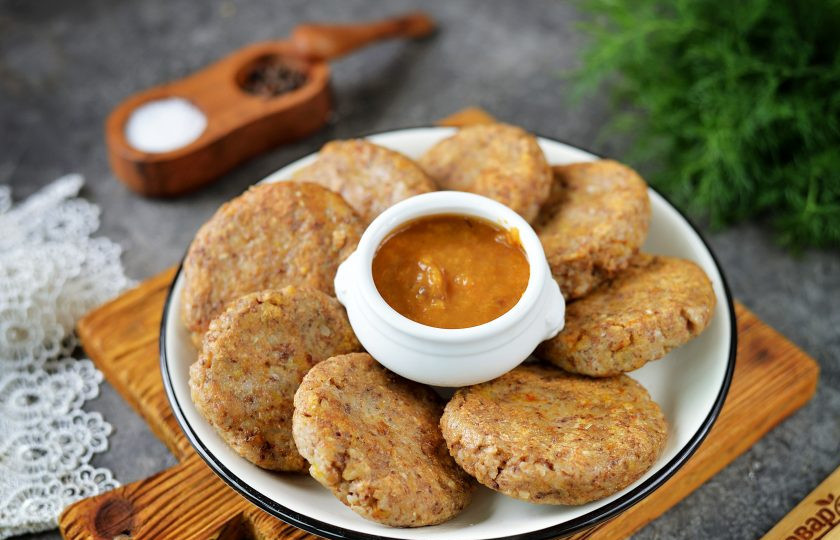 1. Этап. Диетические гречневые оладьи: Готовые гречневые оладьи подавайте с любимым соусом. Приятного аппетита!