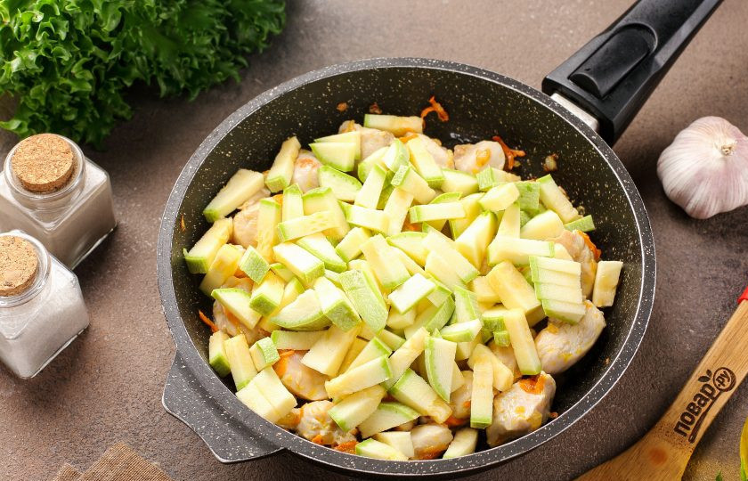 1. Этап. Ризотто с кабачками и курицей: Затем добавьте нарезанный небольшими брусочками кабачок. Если шкурка мягкая, то её можно оставить.