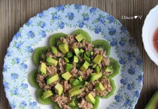 1. Этап. Новогодний салат Тунец и киви: Затем нарезанное кубиками авокадо.