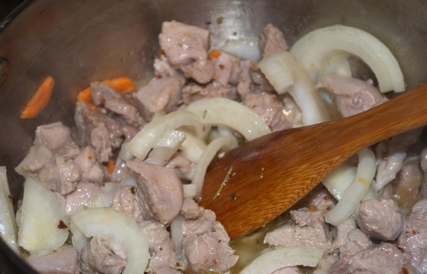 1. Этап. Мясо с рисом: Тушим мясо с луком около 15 минут.