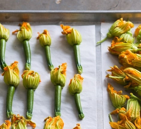 1. Этап. Овощные цветы с фаршем: 1. Вымойте цветки кабачков, затем выложите их на салфетку.